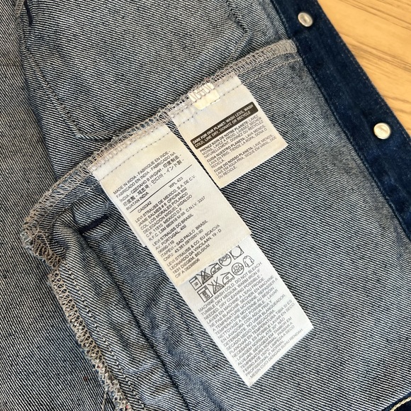 Levi’s Classic Jean Jacket - Picture 6 of 6